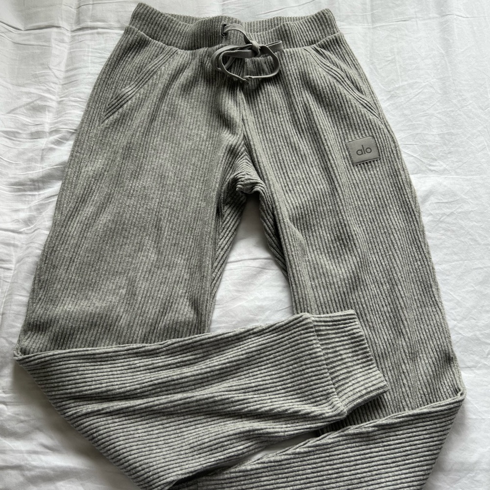ALO Yoga Gray Ribbed Sweatpants - Picture 3 of 5